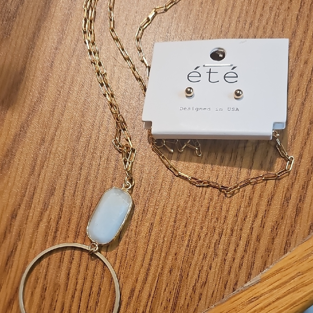 Ete Nwt Gold And White Pendant Necklace & Earrings Set